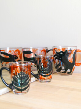 Tasse en verre peint à la main, de Virginie Contier 