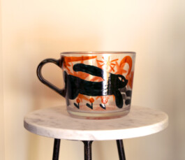 Tasse en verre peint à la main, de Virginie Contier 