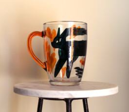 Tasse en verre peint à la main, de Virginie Contier 