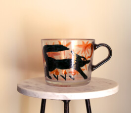 Tasse en verre peint à la main, de Virginie Contier 