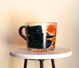 Tasse en verre peint à la main, de Virginie Contier 