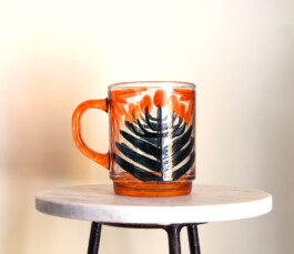 Tasse en verre peint à la main, de Virginie Contier 