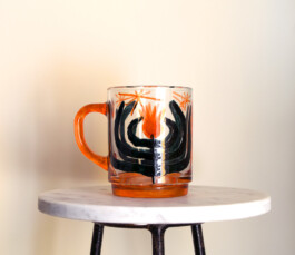 Tasse en verre peint à la main, de Virginie Contier 