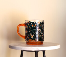 Tasse en verre peint à la main, de Virginie Contier 