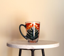 Tasse en verre peint à la main, de Virginie Contier 