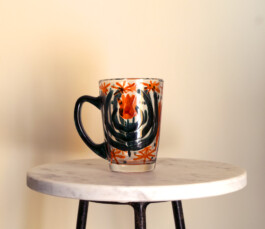 Tasse en verre peint à la main, de Virginie Contier 