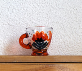 Tasse en verre peint à la main, de Virginie Contier 