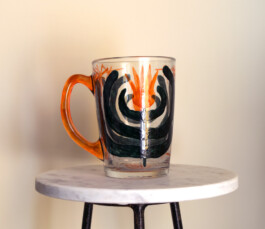 Tasse en verre peint à la main, de Virginie Contier 