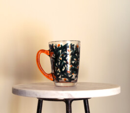 Tasse en verre peint à la main, de Virginie Contier 