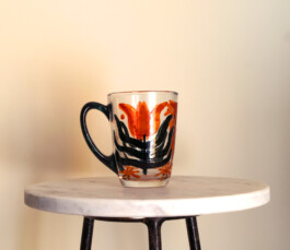 Tasse en verre peint à la main, de Virginie Contier 