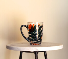 Tasse en verre peint à la main, de Virginie Contier 