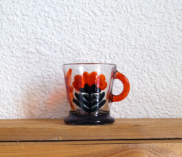 Tasse en verre peint à la main, de Virginie Contier 